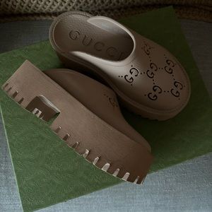 Gucci Rubber Clog Mules in Taupe. Sz 35